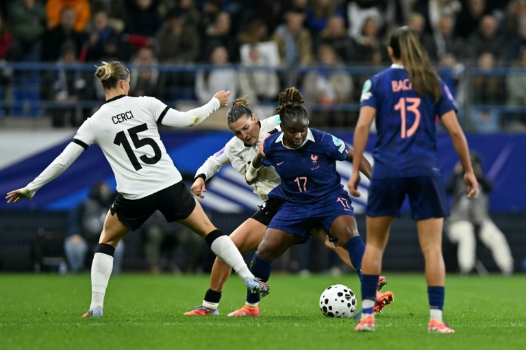 Les Bleues de Sandy Baltimore (#17) ont dû se contenter d'un match nul contre l'Allemagne en demi-finale retour de la Ligue des nations, le 28 octobre 2025 à Caen