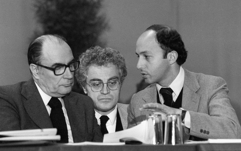 François Mitterrand, premier secrétaire du Parti socialiste, Lionel Jospin et Laurent Fabius, porte-parole du PS, discutent le 12 janvier 1980 à Alfortville lors de la première journée de la Convention socialiste