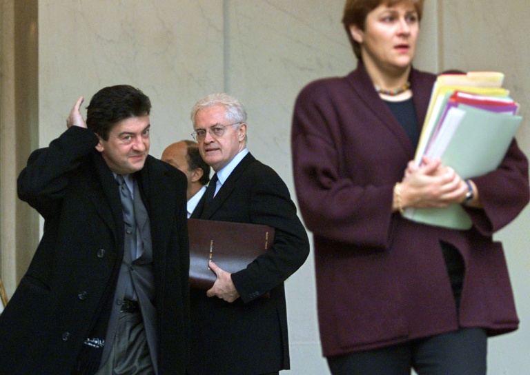 Le ministre délégué à l'Enseignement professionnel Jean-Luc Mélenchon, le Premier ministre Lionel Jospin, et la ministre de l'Environnement Dominique Voynet (de G à D) quittent, le 15 novembre 2000 le palais de l'Elysée à Paris