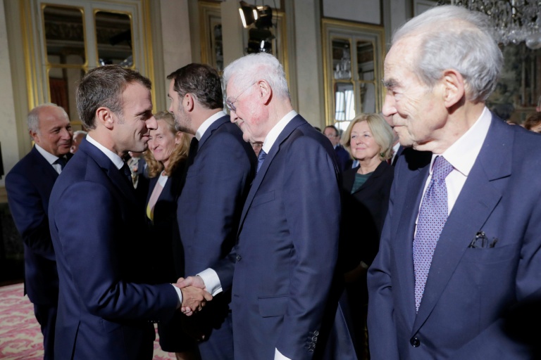 Le président Emmanuel Macron serre la main de Lionel Jospin le 4 octobre 2018 au Conseil constitutionnel à Paris