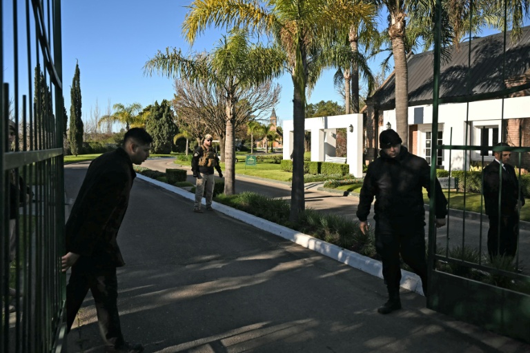 Des vigiles contrôlent l'accès au cimétière d'El Prado près de Rosario, où doit être inhumé le père de Lionel Messi, Jorge, le 9 août 2026