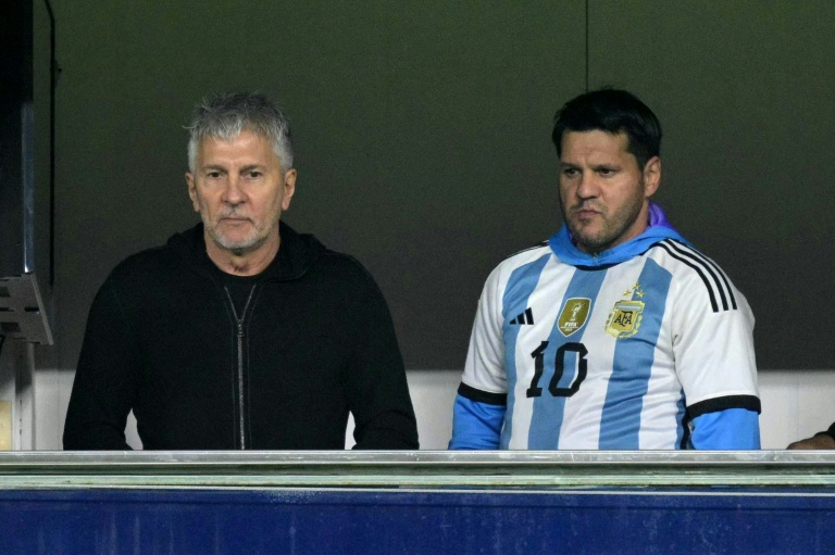 Jorge Messi (g), père et agent de Lionel Messi, avant le match des qualifications pour le Mondial entre l'Argentine et le Pérou le 19 novembre 2024 à La Bomonera à Buenos Aires