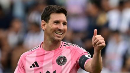 La star du football Lionel Messi fait un signe de la main, le 24 janvier 2026 à Lima