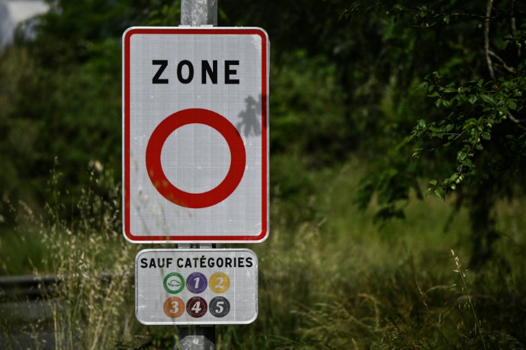 Un panneau annonçant une zone à faible émission (ZFE) à Mérignac en Gironde, le 21 mai 2025