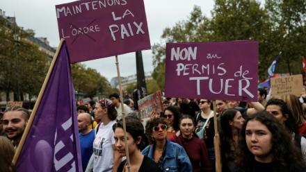 Des manifestants contre la proposition de loi sur la présomption d'usage légitime des armes par les forces de l'ordre, à Paris le 20 septembre 2026
