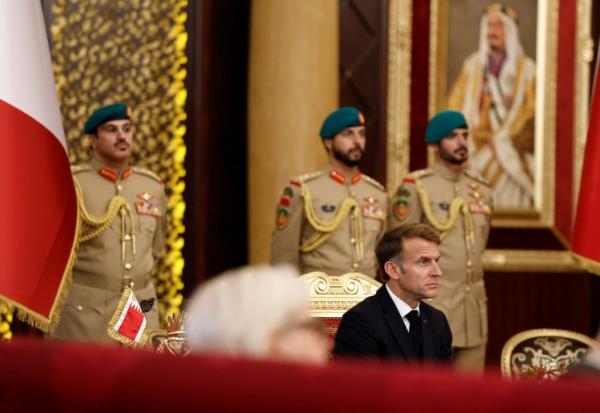 Le président français Emmanuel Macron assiste à une cérémonie de signature d'accord avec le roi de Bahreïn près de Zallaq, le 20 octobre 2026