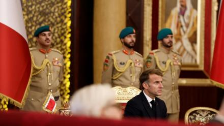 Le président français Emmanuel Macron assiste à une cérémonie de signature d'accord avec le roi de Bahreïn près de Zallaq, le 20 octobre 2026