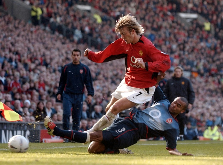 David Beckham, de Manchester United, fait une culbute sur Ashley Cole, d'Arsenal, lors du FA Cuo Clash à Old Trafford, à Manchester, le 15 février 2003.