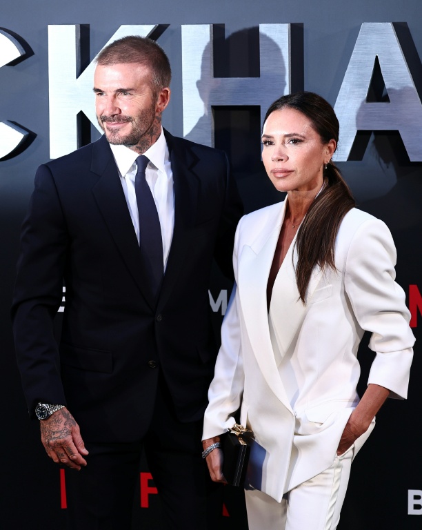 L'ancien footballeur anglais David Beckham et sa femme Victoria Beckham posent sur le tapis rouge à leur arrivée à la première du film « Beckham » à Londres le 3 octobre 2023.