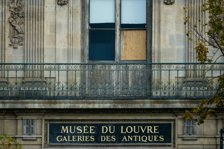 Une fenêtre cassée par laquelle les voleurs sont passés pour dérober au musée du Louvre les joyaux de la Couronne, à Paris le 20 octobre 2025