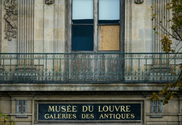 Une fenêtre cassée par laquelle les voleurs sont passés pour dérober au musée du Louvre les joyaux de la Couronne, à Paris le 20 octobre 2025