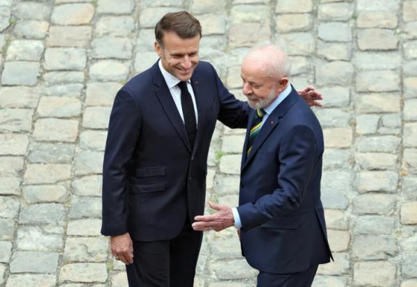 Le président français Emmanuel Macron (g) accueille son homologue brésilien Luiz Inácio Lula da Silva pour une cérémonie à l'hôtel des Invalides, le 5 juin 2025 à Paris