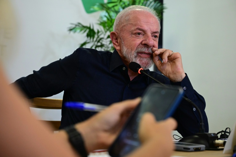Le président du Brésil, Luiz Inacio Lula da Silva, s'entretient avec les médias étrangers avant la Conférence des Nations Unies sur le changement climatique COP30 à Belém, dans l'État de Para, au Brésil, le 4 novembre 2025
