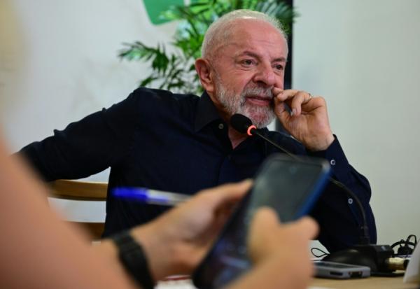 Le président du Brésil, Luiz Inacio Lula da Silva, s'entretient avec les médias étrangers avant la Conférence des Nations Unies sur le changement climatique COP30 à Belém, dans l'État de Para, au Brésil, le 4 novembre 2025