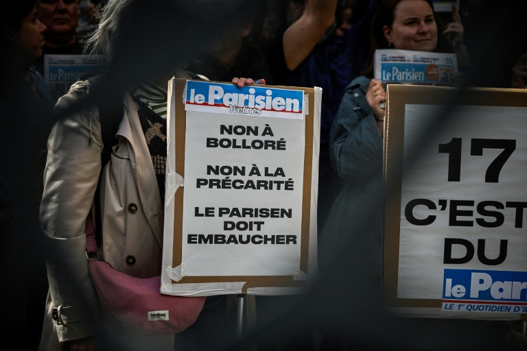 Des salariés du Parisien s'étaient rassemblés à Paris, le 22 septembre 2025, devant leur siège pour protester contre la rumeur de vente du quotidien au groupe de médias Bolloré.