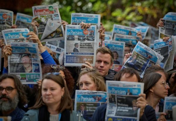 Des salariés du journal Le Parisien/Aujourd'hui en France manifestent près du siège du groupe de presse Les Echos-Le Parisien, le 22 septembre 2025 à Paris, pour protester contre les rumeurs de vente du Parisien au milliardaire conservateur Vincent Bolloré