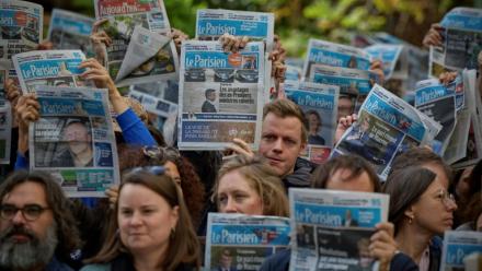 Des salariés du journal Le Parisien/Aujourd'hui en France manifestent près du siège du groupe de presse Les Echos-Le Parisien, le 22 septembre 2025 à Paris, pour protester contre les rumeurs de vente du Parisien au milliardaire conservateur Vincent Bolloré
