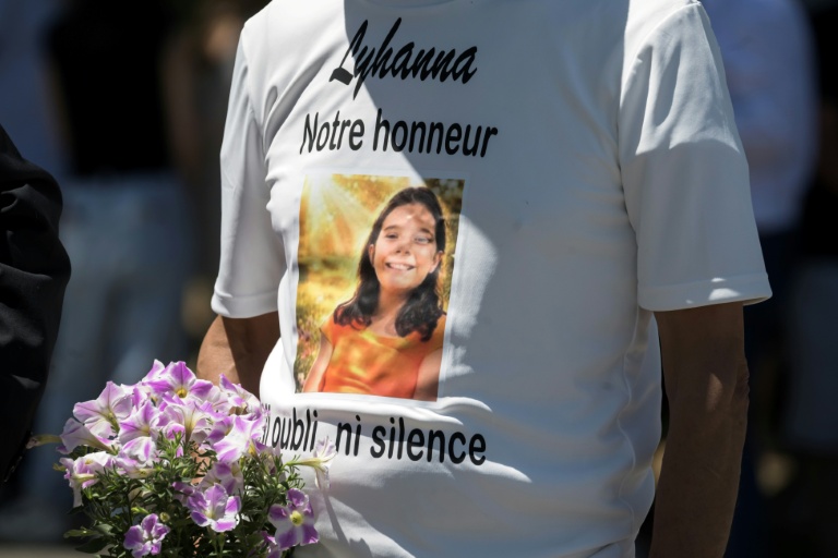 Une personne porte un t-shirt à l'effigie de la collégienne Lyhanna, lors de ses obsèques à Fleurance, le 12 juin 2026 dans le Gers