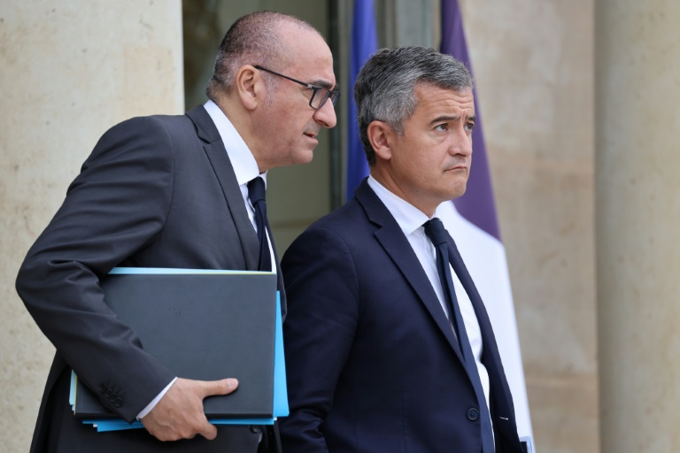 Le ministre de la Justice Gérald Darmanin (d) et le ministre de l'Intérieur Laurent Nuñez à la sortie du Conseil des ministres à l'Elysée, le 10 juin 2026 à Paris