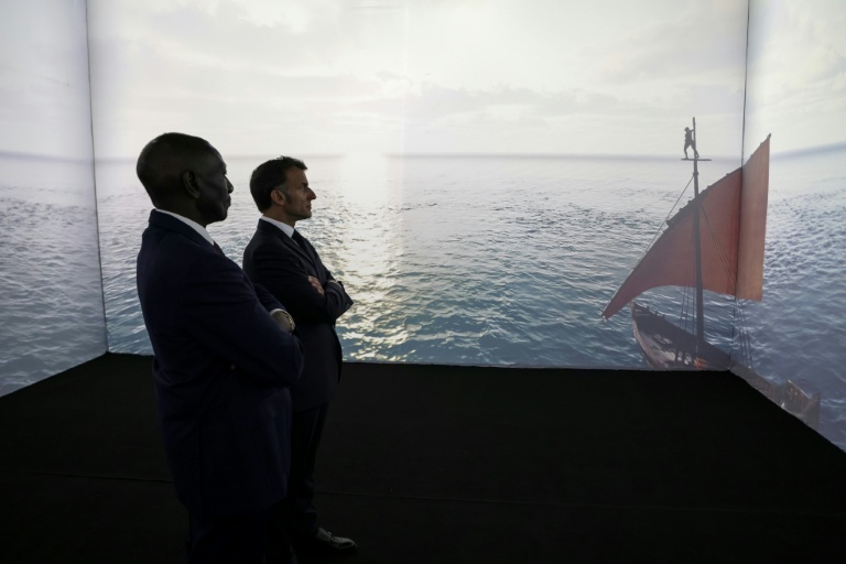 Le président français Emmanuel Macron (d) et le président kényan William Ruto (g) devant une maquette du projet de complexe d'ingénierie et de sciences qui sera construit avec le soutien du gouvernement français sur le campus de l'Université de Nairobi, lors du sommet Africa Forward, le 11 mai 2026 au Kenya