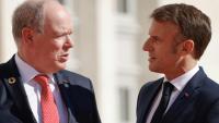 Le président français Emmanuel Macron (d.) salue le prince Albert II de Monaco à son arrivée au château de Villers-Cotterets, dans le nord-est de la France, le 4 octobre 2024