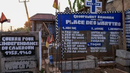 Le "mur des martyrs" du village de Bahouan, au Cameroun, rendant hommage aux victimes de la "Guerre pour l'indépendance du Cameroun", le 25 janvier 2025