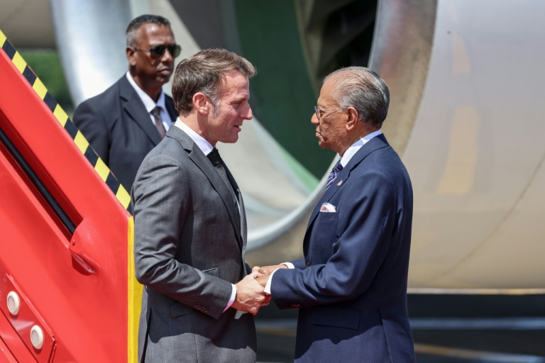 Le président français Emmanuel Macron est accueilli par le Premier ministre de l'île Maurice Navin Ramgoolam à son arrivée à Port Louis le 20 novembre 2025