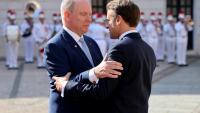 Le président français Emmanuel Macron (d) accueilli par le prince Albert II de Monaco, le 7 juin 2025, lors d'une visite d'Etat de deux jours avant la conférence des Nations unies sur l'océan qui s'ouvre lundi à Nice