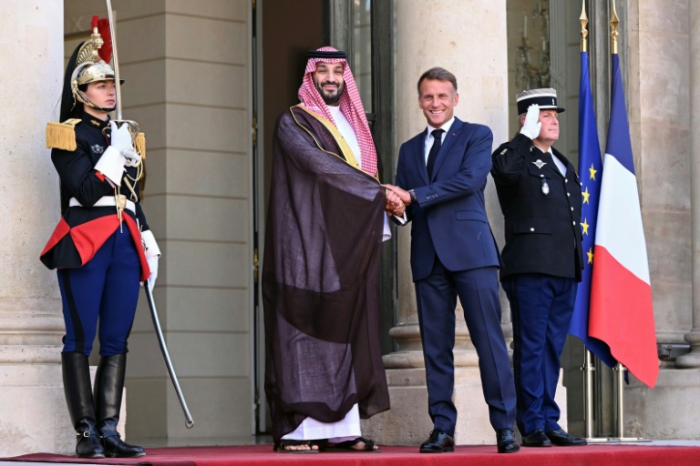 Le président français Emmanuel Macron accueille le prince héritier d'Arabie saoudite, Mohammed ben Salmane, pour une rencontre au palais de l'Élysée, à Paris, le 24 août 2026