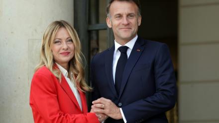Le président français Emmanuel Macron (d.) accueille la Première ministre italienne Giorgia Meloni avant une réunion au palais de l'Elysée, à Paris, le 17 avril 2026
