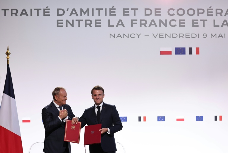 Le président français Emmanuel Macron (à droite) et le Premier ministre polonais Donald Tusk à l'Elysée, à Paris, le 6 janvier 2026