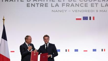 Le président français Emmanuel Macron (à droite) et le Premier ministre polonais Donald Tusk à l'Elysée, à Paris, le 6 janvier 2026