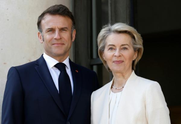 Le président français Emmanuel Macron accueille la présidente de la Commission européenne Ursula Von der Leyen au palais de l'Elysée, à Paris, le 27 mars 2025
