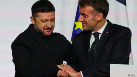 Le président de la République Emmanuel Macron (droite) et son homologue ukrainien Volodymyr Zelensky donnent une conférence de presse, le 6 janvier 2026 à Paris