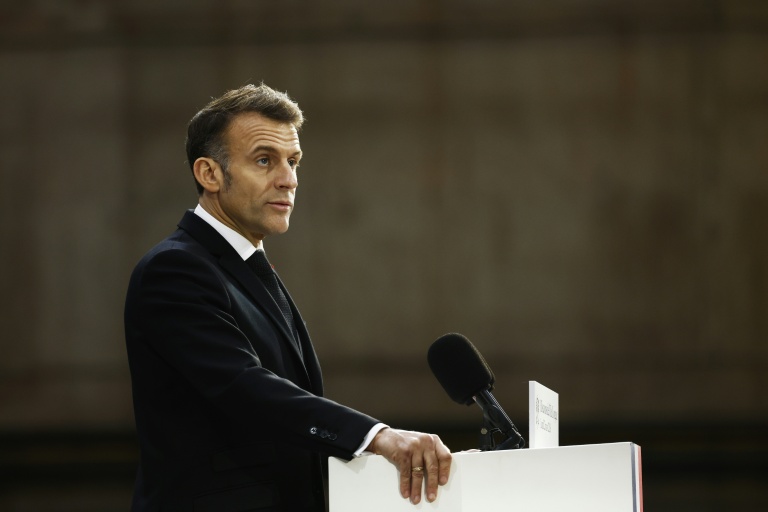 Le président Emmanuel Macron lors de sa visite à la base navale de sous-marins nucléaires de l'île Longue le 2 mars 2026 à Crozon, dans le Finistère