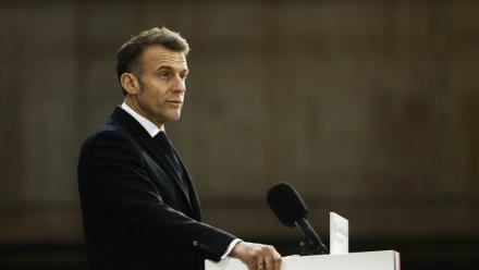 Le président Emmanuel Macron lors de sa visite à la base navale de sous-marins nucléaires de l'île Longue le 2 mars 2026 à Crozon, dans le Finistère