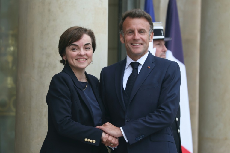 Le président français Emmanuel Macron et la première ministre du Québec, Christine Fréchette, à son arrivée au palais de l'Élysée à Paris, le 18 mai 2026