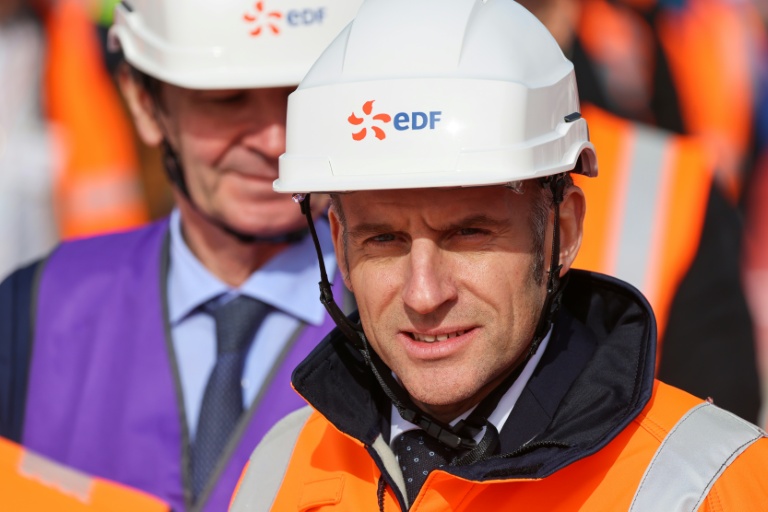 Emmanuel Macron, équipé d'un casque de sécurité EDF, lors de la visite d'un chantier de construction de réacteur nucléaire EPR2 à Penly (Seine Maritime) le 12 mars 2026