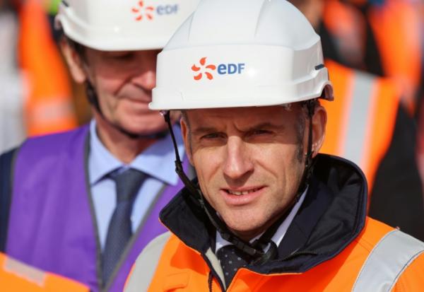 Emmanuel Macron, équipé d'un casque de sécurité EDF, lors de la visite d'un chantier de construction de réacteur nucléaire EPR2 à Penly (Seine Maritime) le 12 mars 2026