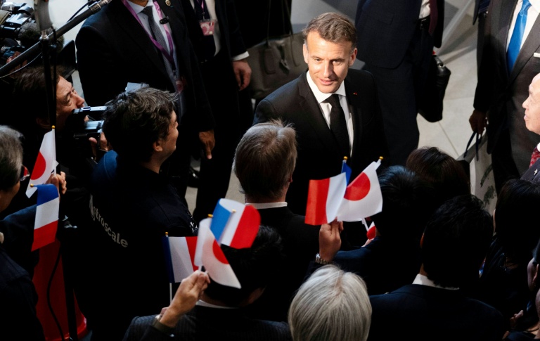 Emmanuel Macron (C) lors d'une visite de la société spatiale Astrocale à Tokyo le 2 avril 2026