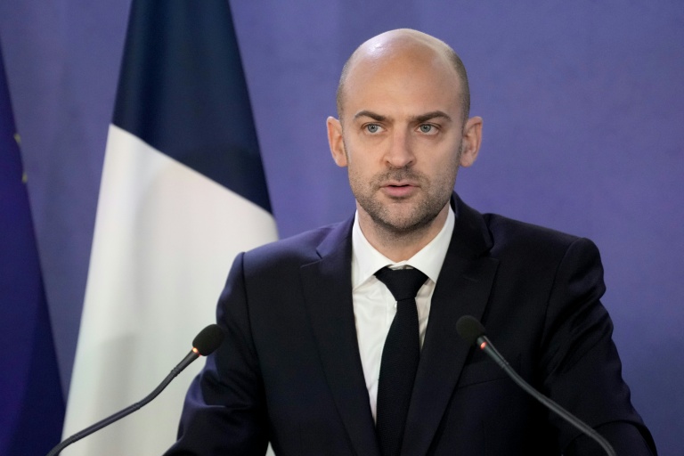 Le ministre des Affaires étrangères, Jean-Noël Barrot, lors d'une conférence de presse, le 2 mars 2026 à Paris, à l'issue d'une réunion de crise après l'attaque israélo-américaine contre l'Iran