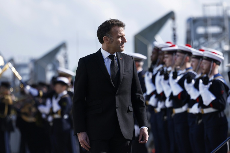 Le président Emmanuel Macron passe en revue les troupes lors de sa visite à la base navale de sous-marins nucléaires de l'Île Longue à Crozon, le 2 mars 2026 dans le Finistère
