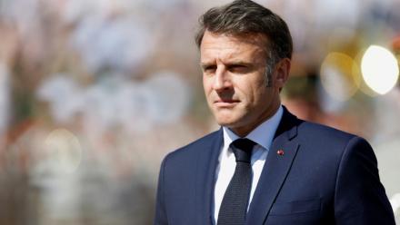 Le président français Emmanuel Macron passe en revue les troupes lors de la cérémonie commémorant la bataille de Camerone en 1863, le 30 avril 2025 à Aubagne (Bouches-du-Rhône)