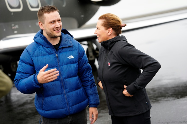 La Première ministre danoise Mette Frederiksen est accueillie par le Premier ministre du Groenland Jens-Frederik Nielsen à son arrivée à Nuuk, au Groenland, le 14 juin 2025