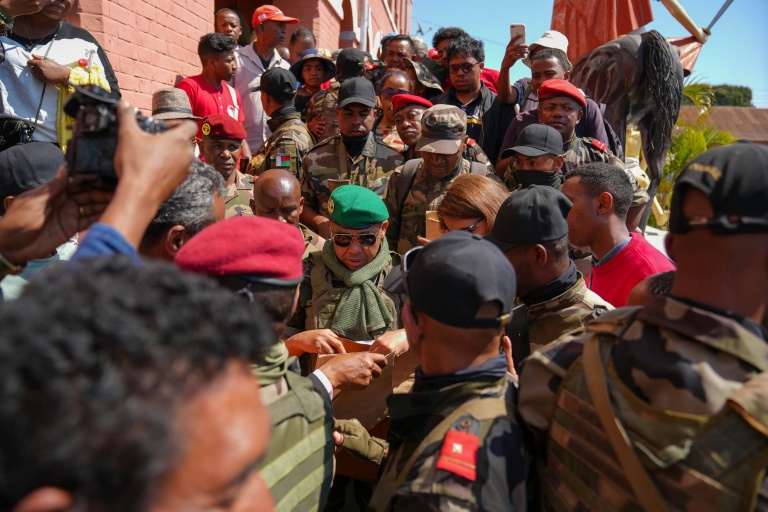 Le Colonel Michael Randrianirina (au centre, avec le béret vert) à Antananarivo, le 16 octobre 2025