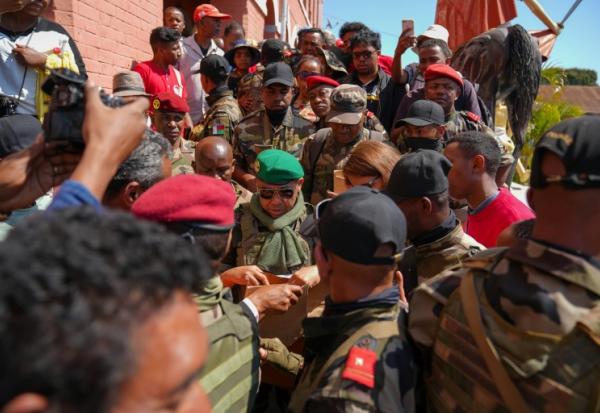 Le Colonel Michael Randrianirina (au centre, avec le béret vert) à Antananarivo, le 16 octobre 2025