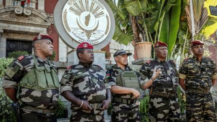 Le colonel malgache Michael Randrianirina (au centre), chef de l'unité militaire CAPSAT, lors de son allocution annonçant sa prise de pouvoir à Madagascar, le 14 octobre 2025 à Antananarivo