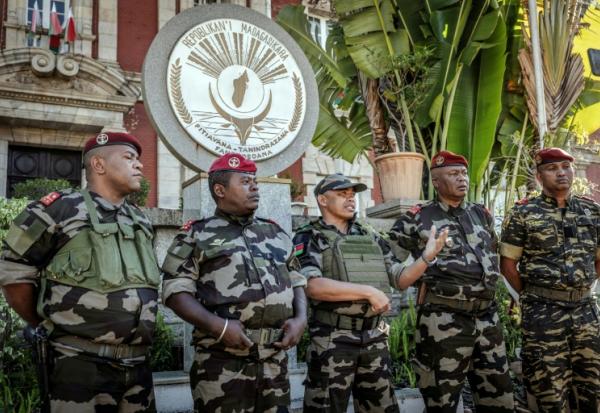 Le colonel Michael Randrianirina (C), chef de l'unité CAPSAT qui a pris le pouvoir à Madagascar, devant le palais présidentiel le 14 octobre 2025 à Antananarico 