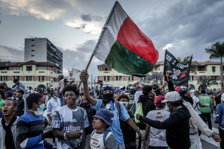Rassemblement à Antananarivo après le discours de membres d'une section de l'armée malgache qui ont pris le parti des manifestants opposés au gouvernement, le 11 octobre 2025 à Madagascar