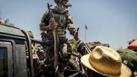 Un militaire malgache salue du poing un civil alors que des manifestants se rassemblent pour un meeting de la société civile devant l'hôtel de ville d'Antananarivo, le 13 octobre 2025